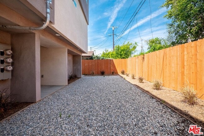 Building Photo - 758 1/2 N Ridgewood Pl
