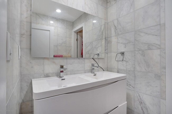 Building Photo - 98 Hollywood Ave