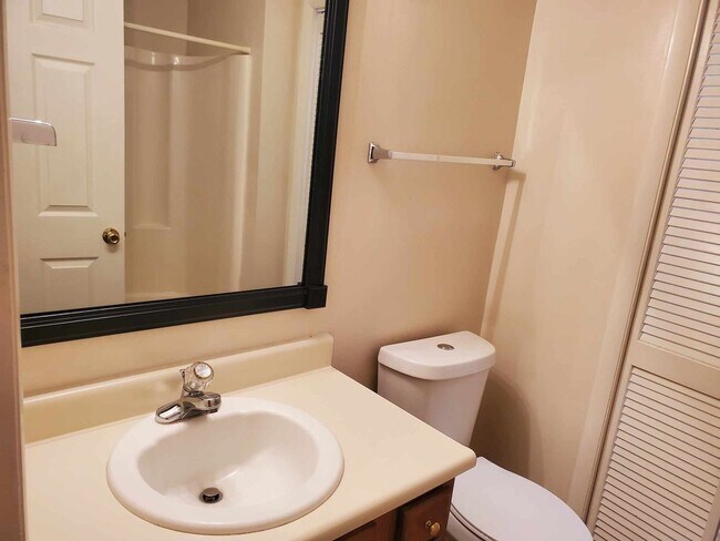 Building Photo - 2 Bedroom, 2 Bath Apartment