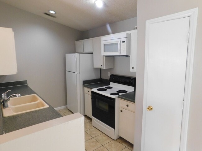 Building Photo - Nice Duplex in Havelock