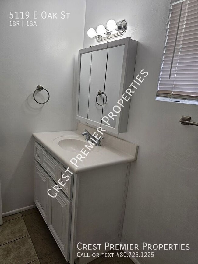 Building Photo - 5119 E Oak St