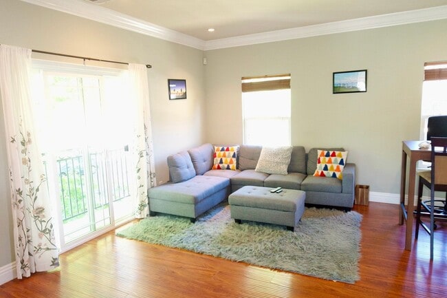 Building Photo - Modern House Near Downtown