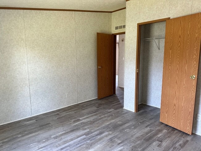 Building Photo - Centrally Located 3 BD 2 BA Modular Home
