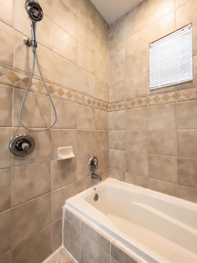 Building Photo - 2343 Vintage Dr