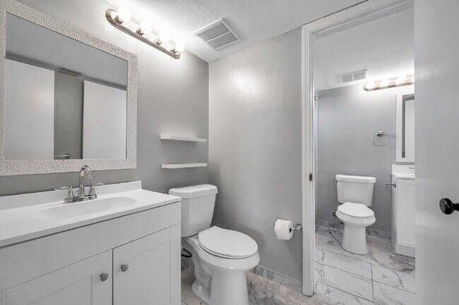 Building Photo - Charming Condo in Stonesthrow – Modern Com...