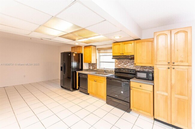 Building Photo - 3862 NE 171 St