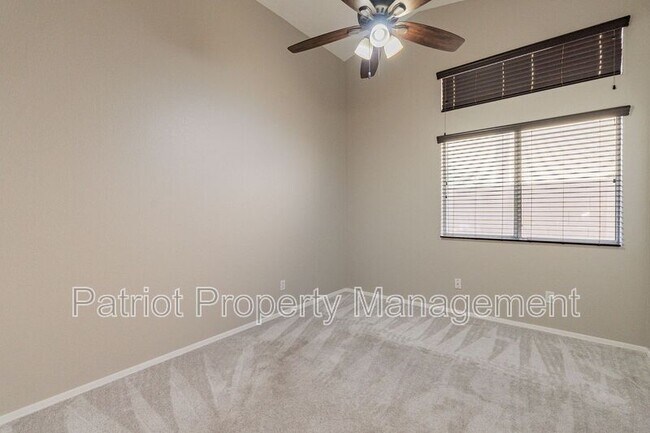 Building Photo - 4704 E Villa Maria Dr