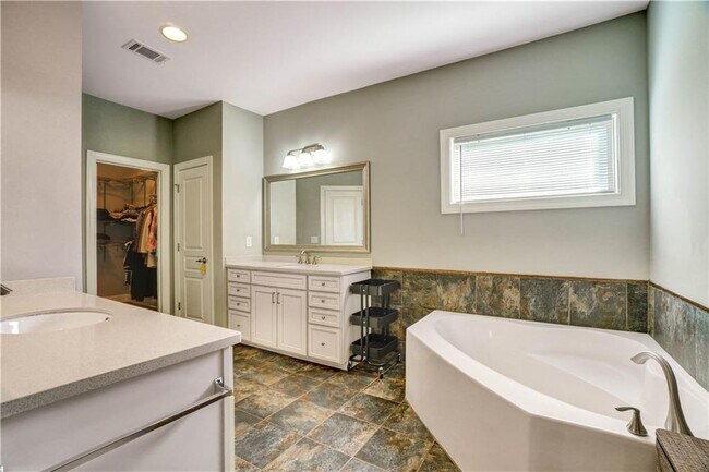 Building Photo - 633 Leland Pkwy