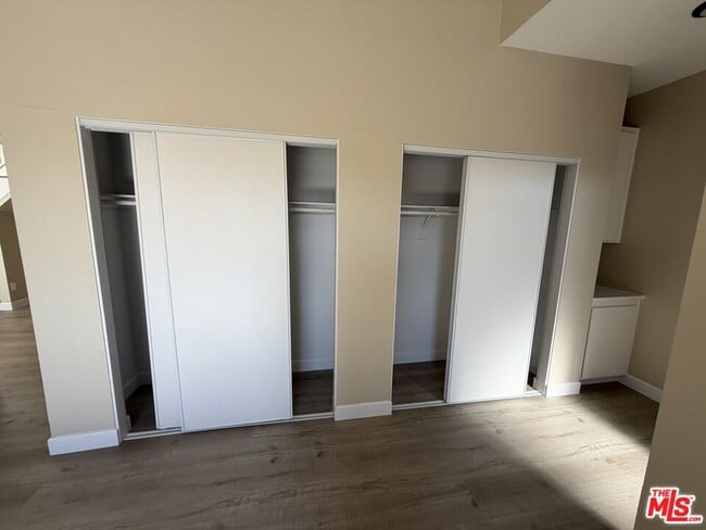 Building Photo - 156 S Oak Knoll Ave