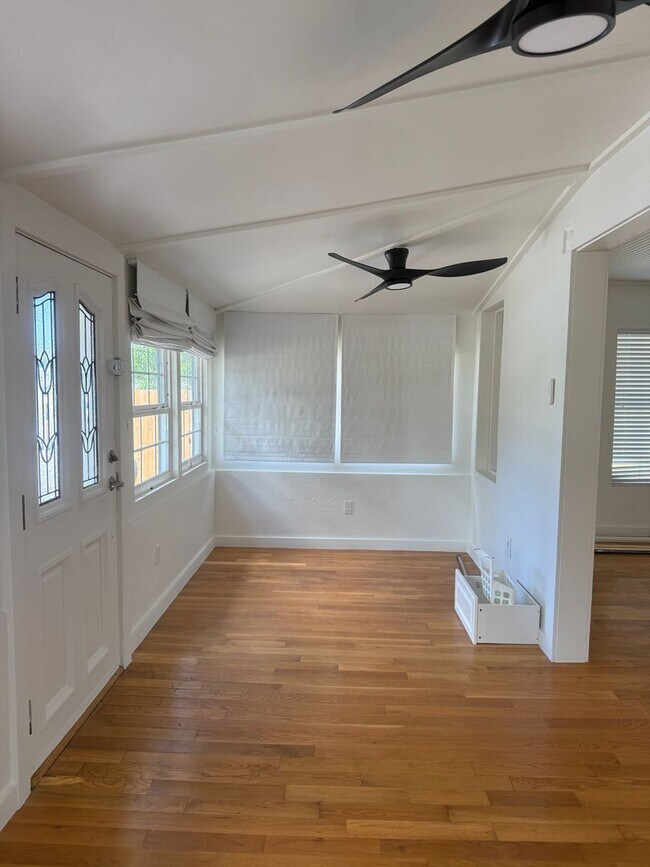 Building Photo - Updated Costal - Style home