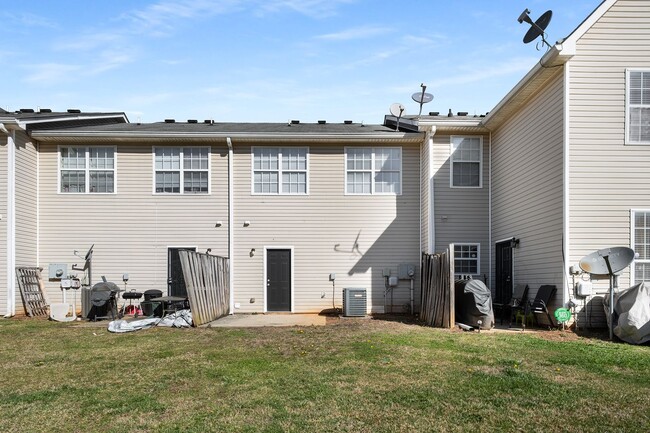 Building Photo - Beautiful Upgraded Townhome!