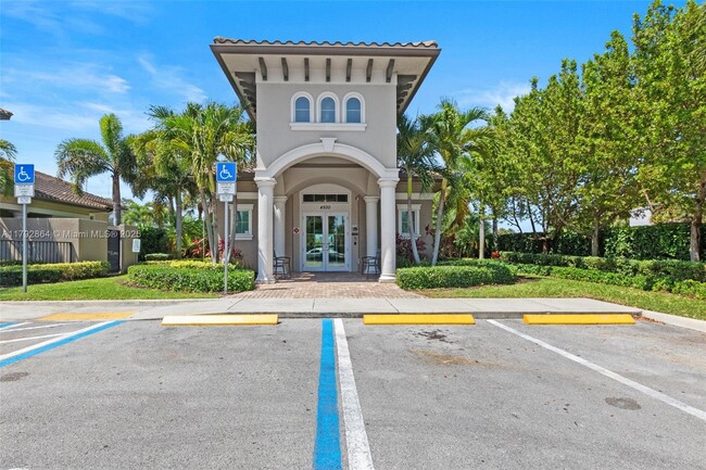 Building Photo - 4200 Hillcrest Dr