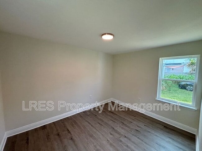 Building Photo - 710 1/2 Cypress Ave