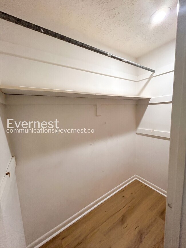 Building Photo - 3 Bed/1.5 Bath Townhome with Off-Street Parking / Available Soon!