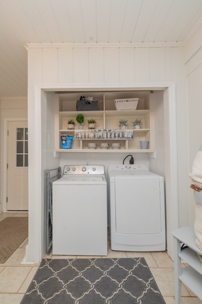 Building Photo - 944 Lakeview Dr