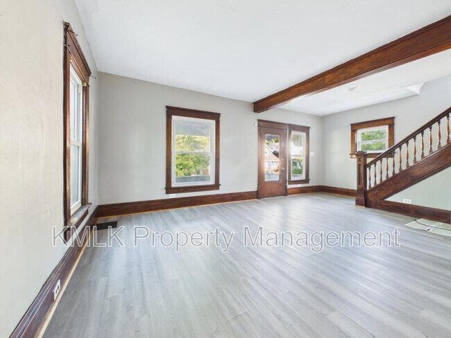 Building Photo - 701 Kling St