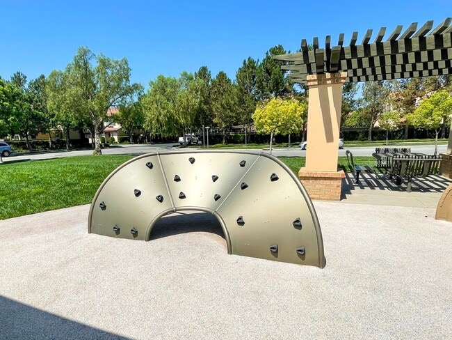 Building Photo - Beautiful Upgraded Stonegate 3 bedroom / 2.5 bath home