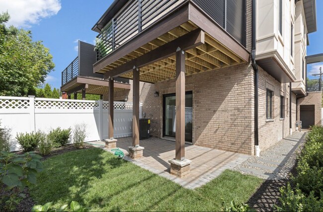 Building Photo - 1639 Maple St