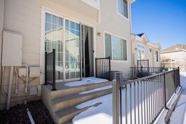 Building Photo - 2960 Newport Cir
