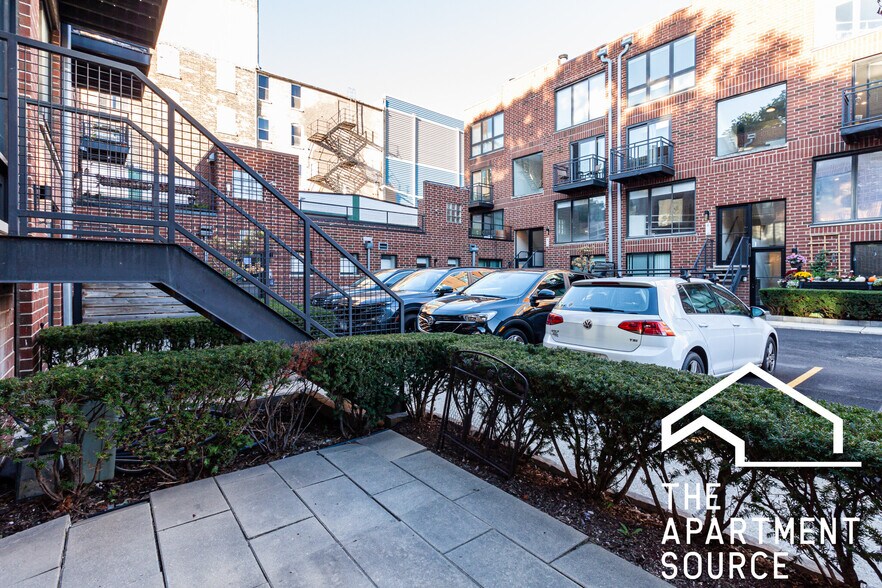 Building Photo - 939 W Grace St