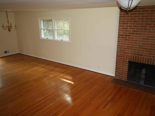 Building Photo - 1103 Roberta Ct