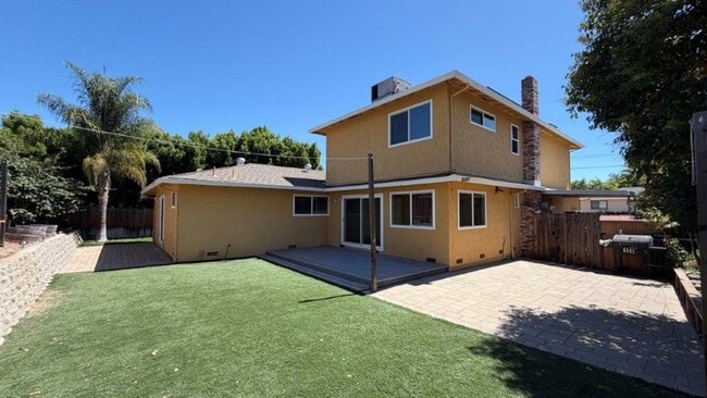 Building Photo - Beautiful Updated 4-Bedroom Martinez Home with Hardwood Floors,  Backyard & Gardener Included