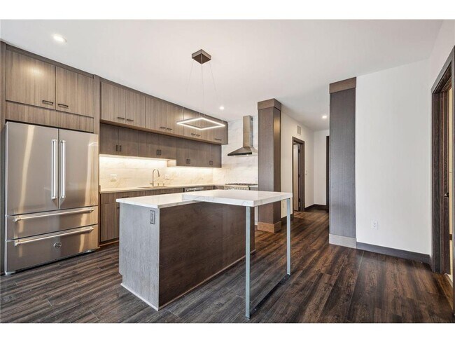 Building Photo - 253 Lake St E