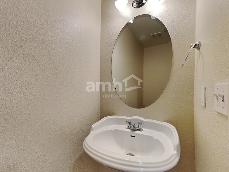 Building Photo - 2136 Summit Way