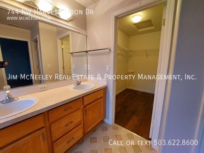 Building Photo - 744 NW Harvest Moon Dr