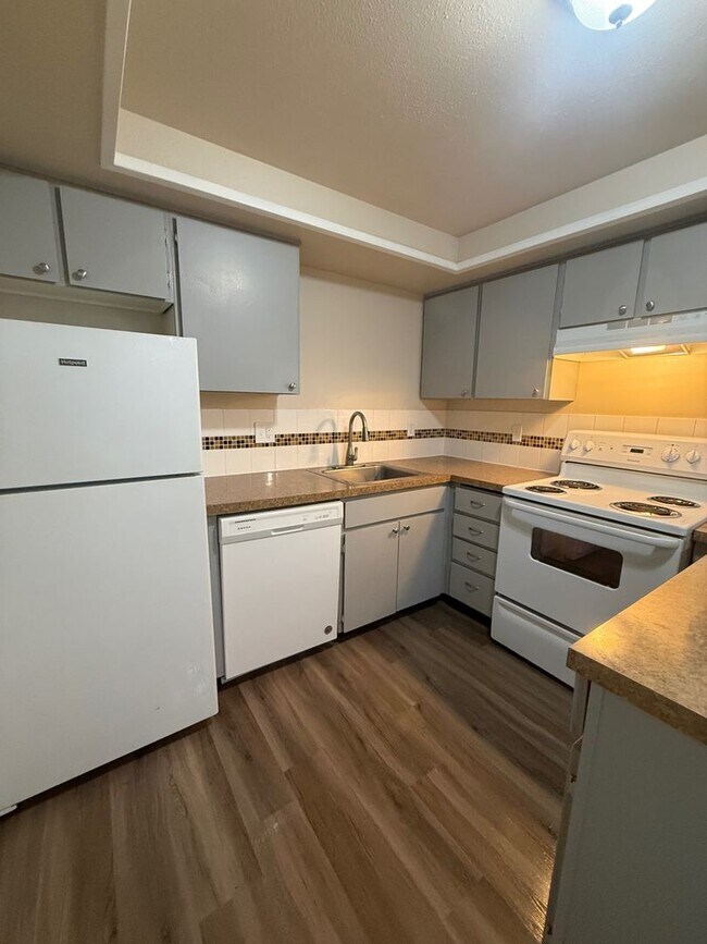 Building Photo - 1/2 off 1st Month's Rent - Cute Lower Level Flat at Tully Ridge