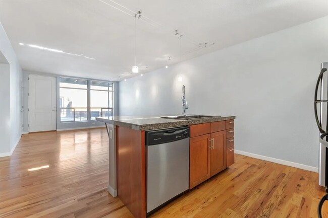 Building Photo - Lovely condo in the heart of Mayfair!