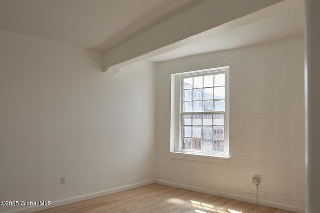Building Photo - 145 River St