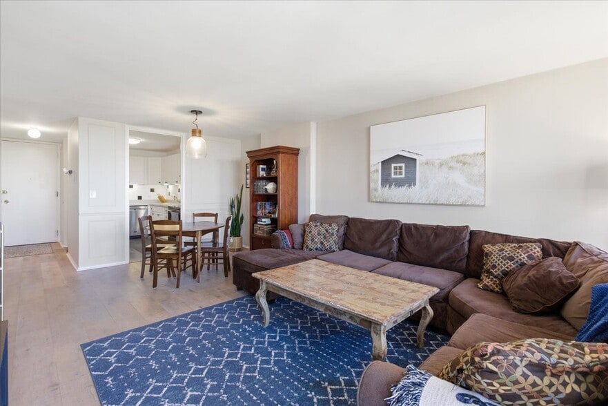 Building Photo - 1660 N La Salle Dr