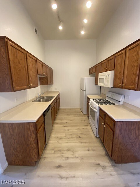 Building Photo - 2305 W Horizon Ridge Pkwy