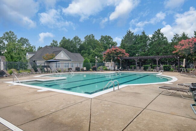 Building Photo - Beautiful Condo Minutes from Ballantyne wi...