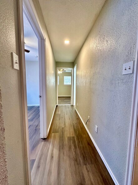 Building Photo - 5320 Lovell Ave