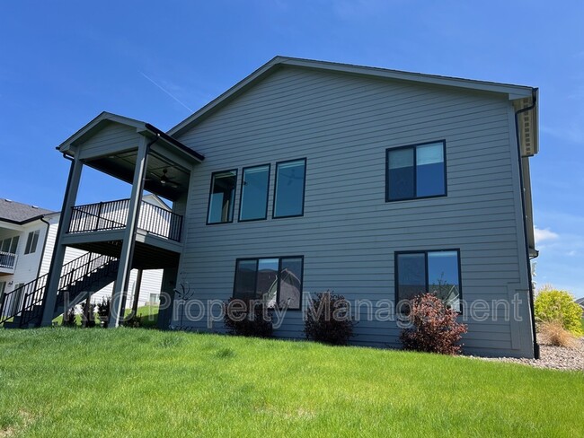 Building Photo - 2850 Sunflower Dr