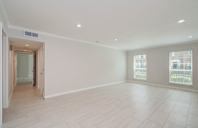 Building Photo - 355 N Post Oak Ln