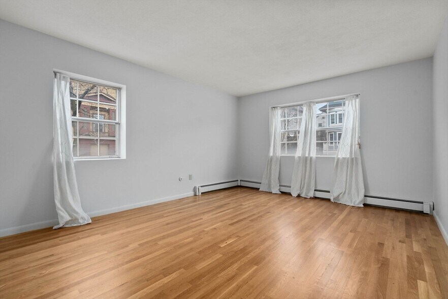 Building Photo - 8 Robinwood Ave