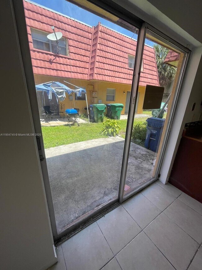 Building Photo - 2520 NW 52nd Ave