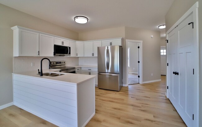 Building Photo - 750 Palomino Ave W