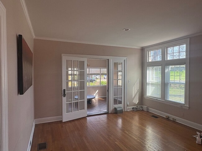 Building Photo - 5BR/2.5 Bath in Prime 12 South | Park-Facing | Two Sunrooms | Walkable Luxury Living