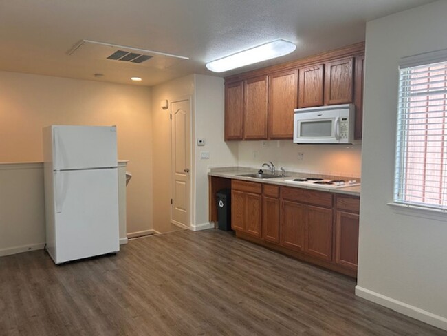 Building Photo - 1 Bedroom ~ 1 Bath ~ Refrigerator Washer &...