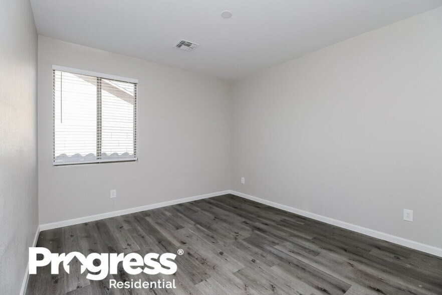 Building Photo - 40994 N Vine Ave