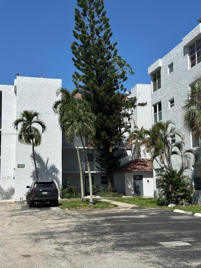 Building Photo - 9410 Live Oak Pl