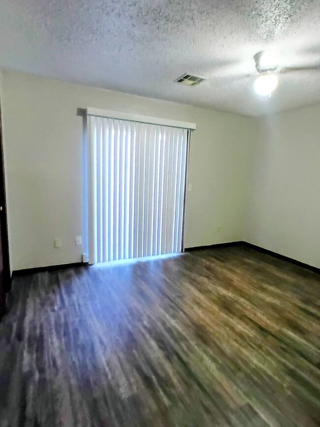 Building Photo - 3 bed, 2 bath - Carl Albert Schools!