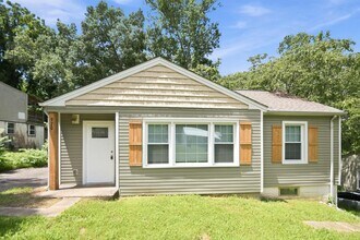 Building Photo - Pet Friendly Three Bedroom!