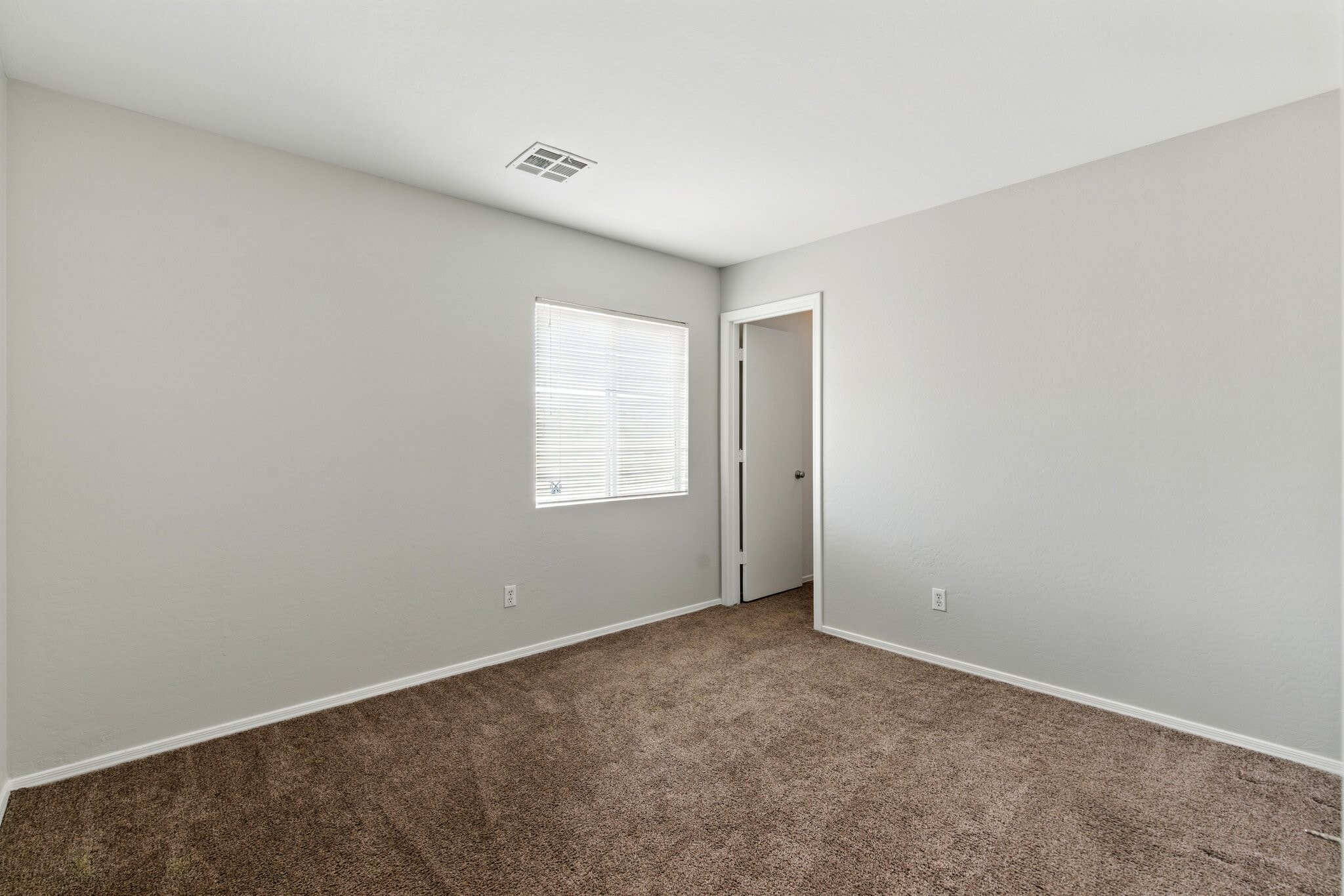 Building Photo - 11546 W Schleifer Dr
