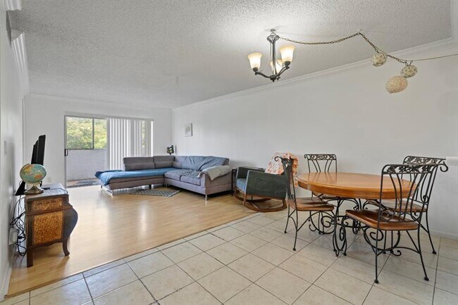 Building Photo - 6075 N Sabal Palm Blvd