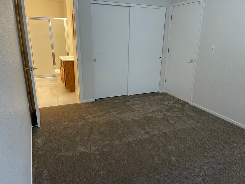 Building Photo - 565 Peerless Way